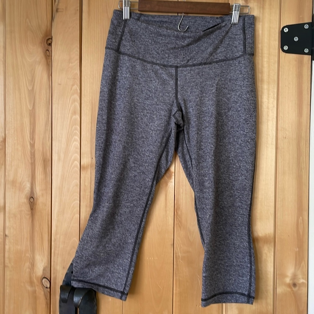 PATAGONIA / grey cropped leggings yoga pants / size medium